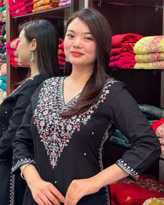 Robe pour femme en soie de banane entièrement brodée Look lourd pour tenue festive et décontractée Style traditionnel Exportation directe - Product Image 6