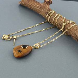 Collier élégant pour femme avec pendentif en forme de cabochon œil de tigre fantaisie avec un charme en zircon noir serti, chaîne en câble plaqué or 18 carats - Product Image 4