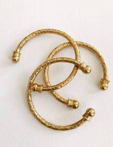 Brazaletes Tradicionales de Latón Chapado en Oro con Piedras Preciosas Florales para Mujeres y Niñas - Product Image 6
