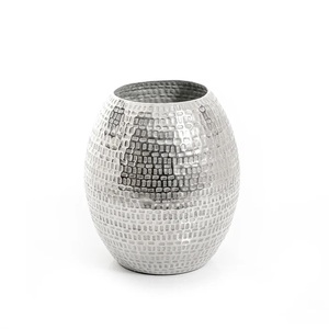 Vase à fleurs en aluminium au design tendance avec surface martelée subtile, idéal pour les arrangements floraux verticaux et les coins - Product Image 4