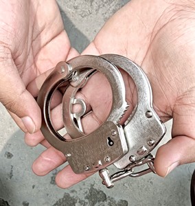 Département de la sécurité Métal Acier au carbone Fermer Menottes Double système de verrouillage Menottes Inox - Product Image 5