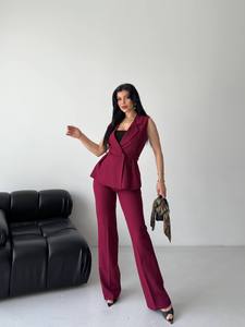 Ensemble tailleur sans manches bordeaux pour femme avec taille peplum et col cranté, tenue de cérémonie automne, pantalon long et gilet - Product Image 2