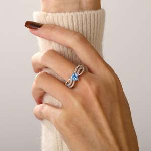 Anillo de Compromiso Jeulia Personalizado con Diseño Único de Corazón con Tallo Dividido y Trenzado - Chapado en Oro de 18K sobre Acero Inoxidable - Product Image 5