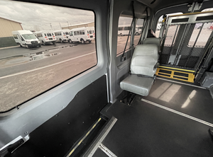 Fourgonnette Transit 150 2024 pour 3 passagers et accessible aux fauteuils roulants avec entrée par marchepied - Product Image 5