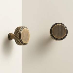 Perillas de Latón para Puertas de Estanterías - Toque Metálico Decorativo, Duradero, Color y Tamaño Personalizables, Estética Moderna y Clásica para Dormitorio - Product Image 1