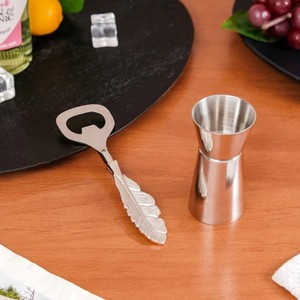 Ouvre-bouteille en acier inoxydable avec design plume, avec doseur assorti, poignée élégante, durable, élégant, outil de bar pour la maison, utilisation en fête - Product Image 1