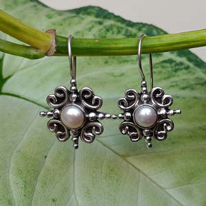 Pendientes Colgantes de Perlas de Agua Dulce Plateadas Hechos a Mano con Diseño Floral, Joyería de Perlas, Regalo Nupcial para Ella - Product Image 3