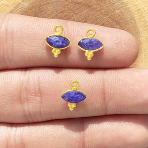 Colgante con Bisel de Zafiro Azul, Forma de Marquesa, Dije Delicado Chapado en Oro con Tres Piedras Rawa, Se Vende por Pieza - Product Image 1