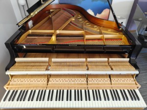 เปียโนแกรนด์ Yamaha C5B สภาพดีเยี่ยม จัดส่งรวดเร็ว งานฝีมือดั้งเดิม สวยงาม คีย์เรียบลื่น มือสอง 2153654 - Product Image 5