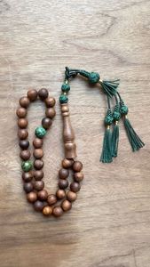 Ensemble de tasbih en bois naturel pour la méditation spirituelle et la prière quotidienne, offrant une sensation de calme et une manipulation légère. - Product Image 3