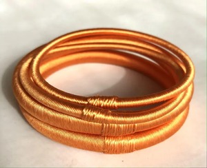 Bracelet fil de soie, cadeau de Thanksgiving, cadeau de demoiselle d'honneur, faveur de retour, cadeau Haldi Mehendi Sangeet, kada, bijoux faits à la main - Product Image 1