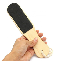 Épurateur de pieds de pédicure en bois avec poignée pour l'élimination des callosités sèches et mortes grattoir à talon pour pieds avec logo personnalisé et emballage