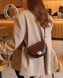 Bolso cruzado de cuero clásico Accesorio atemporal Correa ajustable Cuero suave Tono neutro Larga duración Diseño refinado tendencia - Product Image 4
