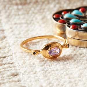 Anillo Chapado en Oro para Boda, Fiesta, Estilo Vintage Único, Anillo de Plata de Ley 925 para Mujer con Amatista Púrpura Natural Facetada y Engaste de Garras - Product Image 1