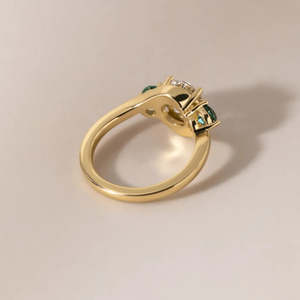 Bague de fiançailles Elentique certifiée IGI, or vintage, trois pierres, diamant de laboratoire fantaisie vif, coupe excellente, clarté VS1, 2,20 CT - Product Image 4