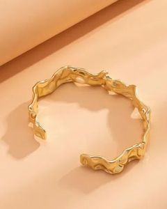 Brazalete de Metal Único que Destaca con Elementos de Diseño Distintivos, un Toque Artístico y un Gran Rendimiento para Uso Diario - Product Image 4