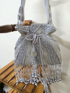 Designer Golden Grace Royal Radiance Pouch Ethereal Bloom Material de seda bordado Forro de perla majestuosa Cierre de cuerda con cuentas - Product Image 6