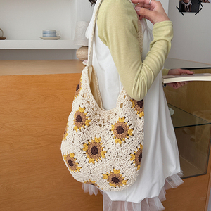 Bolso tote de ganchillo floral, hecho a mano, tejido, ligero y versátil para el verano, la playa y el día a día. - Product Image 4