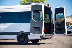 รถตู้ Sprinter AWD 4MATIC ปี 2024-2026 เครื่องยนต์ดีเซลเทอร์โบ 2.0 ลิตร 4 สูบ 208 แรงม้า ระบบเกียร์ 9G-TRONIC ภายในตกแต่งด้วยหนัง - Product Image 2