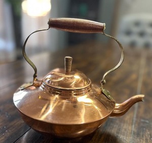 Bouilloire en cuivre rustique avec fini à la main pour le service à thé traditionnel et décoration de cuisine antique avec un attrait premium - Product Image 1