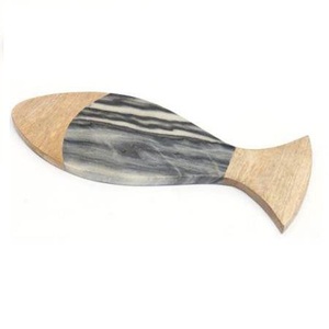 Tabla de cortar de verduras y frutas de mármol y madera para uso en la cocina Tabla de cortar con forma de pez con mármol gris y acabado de madera - Product Image 1