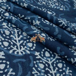 Tela de Algodón con Estampado Índigo Tradicional Hecho a Mano con Técnica de Resistencia al Barro para Confección de Ropa - Product Image 3