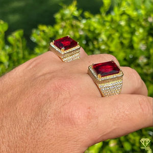 Anillo Masculino de Lujo Chapado en Oro Cultivado en Laboratorio con una Gran Piedra Rectangular Roja y Piedras Decorativas Brillantes Transparentes - Product Image 2