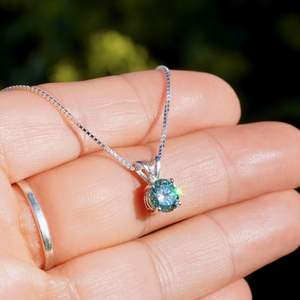 Collier pendentif solitaire en moissanite bleu-vert 1 carat rond en argent sterling 925, bijou élégant pour femme, cadeau - Product Image 3