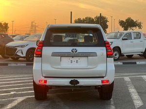Toyota Prado TX 2.7L V4 AWD 4x4 2021 Seminuevo, Especificaciones GCC, 7 Plazas, Volante a la Izquierda/Derecha, Bajo Kilometraje, Sin Accidentes, 2 Años de Garantía, Listo para Enviar - Product Image 4