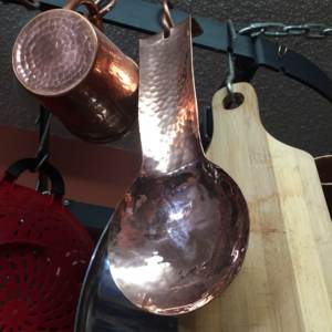 Resto de cuchara de cobre martillado hecho a mano Resto de cuchara personalizado Color personalizado Artesanía India hecha a mano - Product Image 1