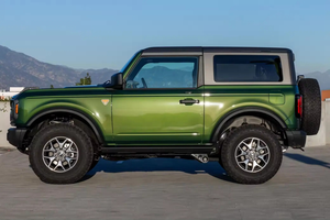 Usado en buen estado, 2024, 75001, 100.000 millas, 2.7L EcoBoost V6 4WD, color verde metálico con detalles en cuero. - Product Image 3