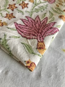 Tissu en coton imprimé à la main, base blanche avec motif floral multicolore - Product Image 4