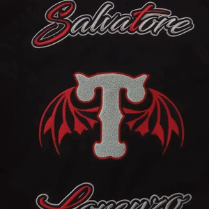 เสื้อแจ็คเก็ตวาร์ซิตี้แบบกรีกสั่งทำพิเศษ สีดำและสีแดง เสื้อแจ็คเก็ตเลตเตอร์แมน  เครื่องแต่งกายกรีกแบบส่วนตัวสำหรับชมรมนักเรียนหญิงและนักศึกษาหญิง - Product Image 4