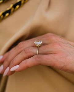 Anillo de compromiso solitario CZ blanco con corte de cojín alargado de 11x9mm | Joyería nupcial clásica de oro y plata - Product Image 2