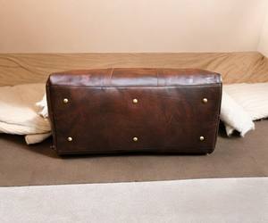 Bolsa de lona de cuero clásica con interior espacioso y cierres de hebilla fuertes - Product Image 3