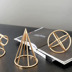 Candelabro de Metal Dorado Hecho a Mano para Decoración Rústica de Casa de Campo y Centro de Mesa Moderno y Elegante para Sala de Estar - Product Image 1