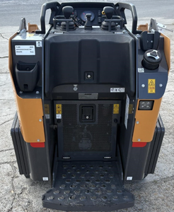 Chargeuse compacte sur pneus Case TL100, mini-chargeuse frontale diesel robuste avec moteur FPT haute performance et système PLC - Product Image 6