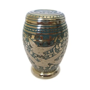 Urnes de crémation en laiton de haute qualité et uniques avec gravure urnes funéraires en métal fini or et bleu pour cendres humaines - Product Image 1