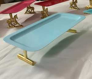 Plateau décoratif en émail avec pattes de cheval dorées pour service de luxe et présentation festive parfait pour les mariages, les fêtes à la maison et les cadeaux. - Product Image 1