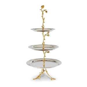 Soporte de pastel de metal elegante y simple que se adapta a configuraciones de panadería casera minimalista utilizadas para sesiones de fotos de postres dignas de Instagram - Product Image 4