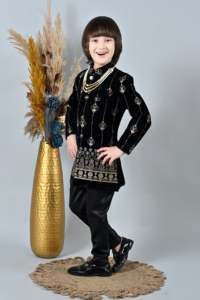 Sherwani traditionnel en soie de qualité supérieure pour garçons, pour mariage et soirée, sans plis et à séchage rapide, avec une finition élégante - Product Image 4