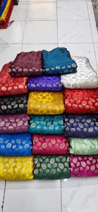 Venta al por mayor de rollos de tela satinada de alta calidad acabado brillante, textura sedosa, ideal para la moda, lencería y decoraciones de interiores - Product Image 3