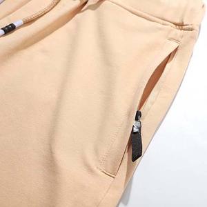 Pantalones cortos de gimnasio para hombre personalizados producidos en fábrica con su propio logotipo cómodos e ideales para ropa deportiva - Product Image 4
