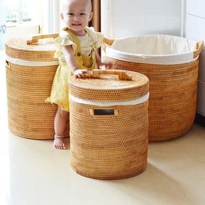 Panier de rangement rond en rotin naturel écologique pour boissons/aliments avec couvercle, poignée et doublure, décoration moderne multifonctionnelle pour la maison et l'hôtel - Product Image 1