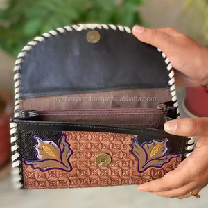 กระเป๋าสตางค์แกะสลักด้วยมือมีสไตล์กระเป๋าสตางค์สีเทอร์ควอยซ์สําหรับผู้หญิงกระเป๋าสตางค์หนังตะวันตกคลัทช์เคสโทรศัพท์หลายใช้ - Product Image 5