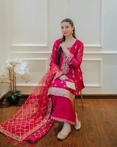 Colección SSumaira Ayesha B, Conjunto de 3 Piezas de Estilo Diseñador en Chifón con Camisa Bordada, Dupatta de Organza y Pantalones Flapper de Seda - Product Image 4