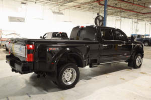Superbe Ford F-450 Super Duty Dually Platinum Crew Cab LB DRW 4WD Diesel Noir 2024 d'occasion avec sièges en cuir foncé et système de navigation - Product Image 2