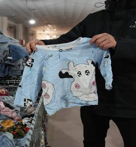 Ropa de Verano Usada para Niños Enfocada en el Medio Ambiente que Apoya Modelos de Negocio Sostenibles de Venta Minorista y Reutilización - Product Image 2