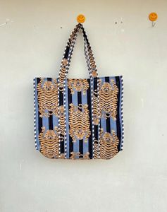 Sac fourre-tout à bandoulière en coton fait main indien Womens Shopping Matelassé Hand Block Imprimé Gris Tiger Design Accessoire de mode - Product Image 1