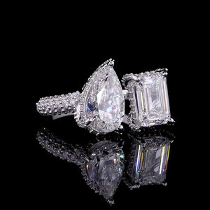 Exclusivo anillo de moissanita de oro de 10 quilates E Color corte esmeralda 4 quilates VVS2 claridad brillante diseñador joyería proveedor mayorista - Product Image 1